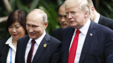 Президент России Владимир Путин и президент США Дональд Трамп на саммите АТЭС во Вьетнаме. 11 ноября 2017 Президент России Владимир Путин и президент США Дональд Трамп на саммите АТЭС во Вьетнаме. 11 ноября 2017