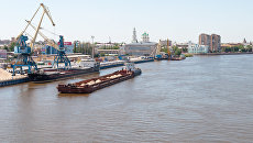 Морской порт в городе Астрахань. Архивное фото Морской порт в городе Астрахань. Архивное фото