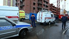 Сотрудники специальных служб возле строящегося жилого дома по улице Фурманова в Саранске, где произошло обрушение лестничных маршей. 13 ноября 2017 Сотрудники специальных служб возле строящегося жилого дома по улице Фурманова в Саранске, где произошло обрушение лестничных маршей. 13 ноября 2017