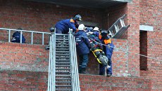 Спасатели эвакуируют пострадавшего из строящегося жилого дома по улице Фурманова в Саранске, где произошло обрушение лестничных маршей. 13 ноября 2017 Спасатели эвакуируют пострадавшего из строящегося жилого дома по улице Фурманова в Саранске, где произошло обрушение лестничных маршей. 13 ноября 2017