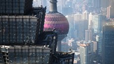 Башня Цзинь Мао и телебашня Восточная жемчужина в районе Пудун в Шанхае Башня Цзинь Мао и телебашня Восточная жемчужина в районе Пудун в Шанхае