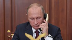 Президент РФ Владимир Путин во время телефонного разговора. Архивное фото Президент РФ Владимир Путин во время телефонного разговора. Архивное фото