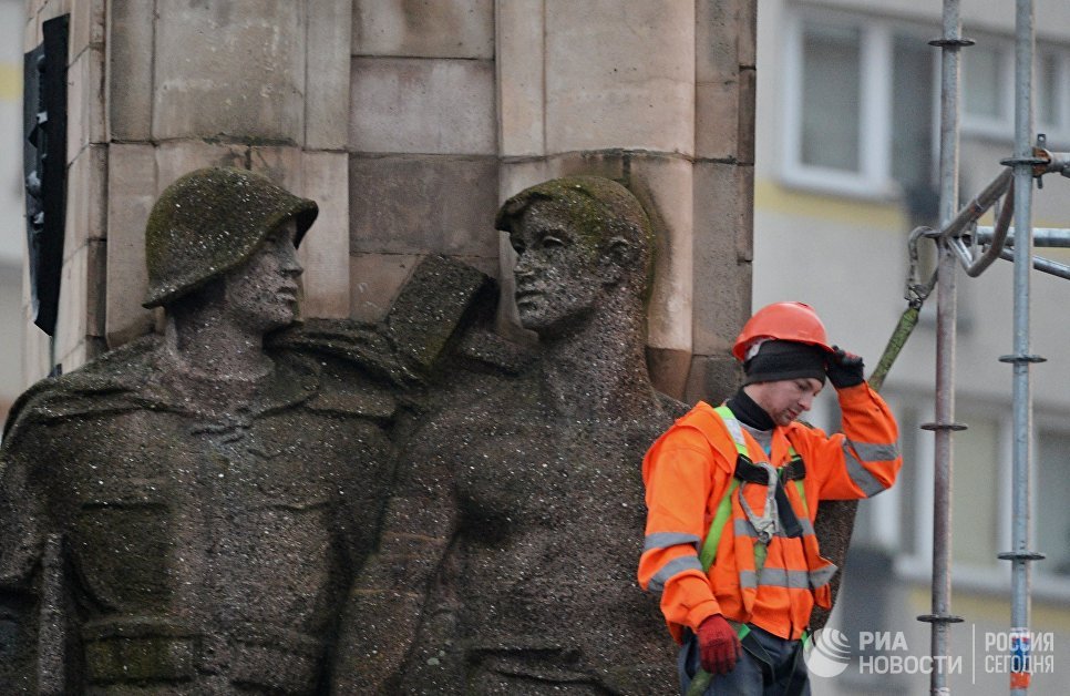 Рабочий во время монтажа строительных лесов памятника благодарности Красной армии в центре города Щецин. 16 ноября 2017