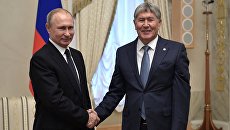 Президент РФ Владимир Путин и президент Киргизии Алмазбек Атамбаев во время встречи. 17 декабря 2017 Президент РФ Владимир Путин и президент Киргизии Алмазбек Атамбаев во время встречи. 17 декабря 2017
