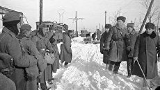 Советские офицеры проходят мимо немецких пленных. Сталинград, январь 1943 года Советские офицеры проходят мимо немецких пленных. Сталинград, январь 1943 года
