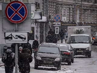 Автомобили, припаркованные в зоне действия знака Остановка запрещена в Москве Автомобили, припаркованные в зоне действия знака Остановка запрещена в Москве