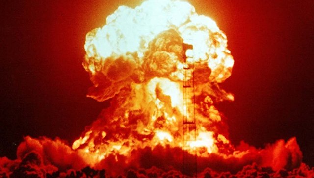 Взрыв атомной бомбы на испытательном полигоне в Неваде. Архивное фото