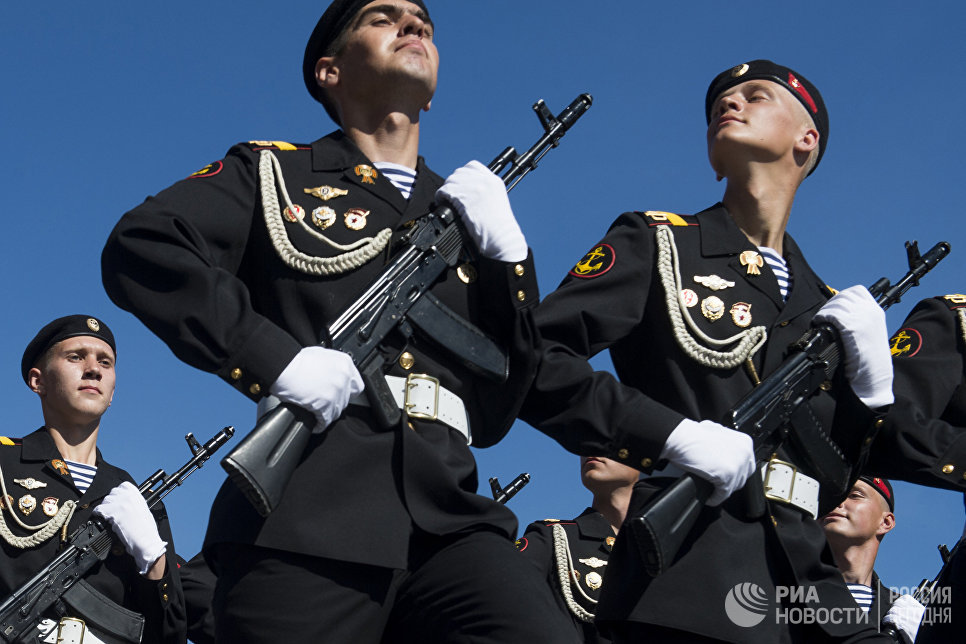 Военнослужащие отдельной гвардейской бригады береговых войск Балтийского флота во время парада, посвященного 68-й годовщине Победы в Великой Отечественной войне, на Красной площади Военнослужащие отдельной гвардейской бригады береговых войск Балтийского флота во время парада, посвященного 68-й годовщине Победы в Великой Отечественной войне, на Красной площади