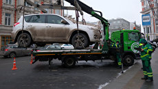 Эвакуация автомобиля на штрафстоянку за неправильную парковку в Москве. Архивное фото Эвакуация автомобиля на штрафстоянку за неправильную парковку в Москве. Архивное фото