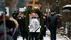 Похоронная процессия на церемонии захоронения капсулы с частью праха оперного певца Дмитрия Хворостовского на Новодевичьем кладбище в Москве. 28 ноября 2017 Похоронная процессия на церемонии захоронения капсулы с частью праха оперного певца Дмитрия Хворостовского на Новодевичьем кладбище в Москве. 28 ноября 2017