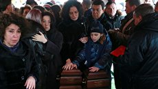 Вдова Хворостовского Флоранс, дочь Нина и певец Иосиф Кобзон у урн с прахом оперного певца Дмитрия Хворостовского во время церемонии захоронения на Новодевичьем кладбище в Москве. 28 ноября 2017 Вдова Хворостовского Флоранс, дочь Нина и певец Иосиф Кобзон у урн с прахом оперного певца Дмитрия Хворостовского во время церемонии захоронения на Новодевичьем кладбище в Москве. 28 ноября 2017