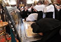 Православные архиереи у раки с мощами святителя Московского Тихона во время торжественного молебна по случаю начала Архиерейского собора Русской православной церкви. 29 ноября 2017 Православные архиереи у раки с мощами святителя Московского Тихона во время торжественного молебна по случаю начала Архиерейского собора Русской православной церкви. 29 ноября 2017