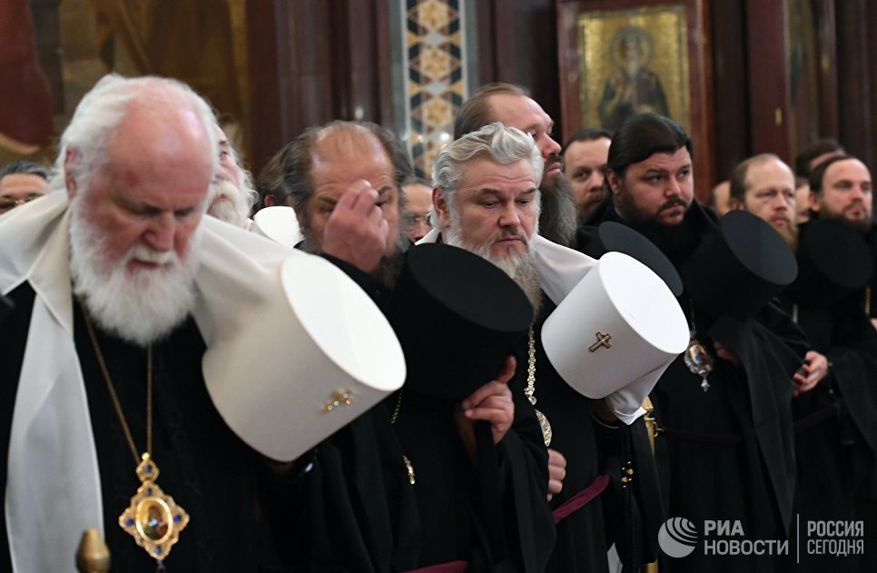 Православные архиереи во время торжественного молебна по случаю начала Архиерейского собора Русской православной церкви в храме Христа Спасителя Православные архиереи во время торжественного молебна по случаю начала Архиерейского собора Русской православной церкви в храме Христа Спасителя