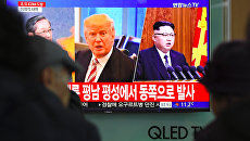 Портреты президента США Дональда Трампа и лидера КНДР Ким Чен Ына во время трансляции новостей на железнодорожном вокзале в Сеуле. Архивное фото Портреты президента США Дональда Трампа и лидера КНДР Ким Чен Ына во время трансляции новостей на железнодорожном вокзале в Сеуле. Архивное фото