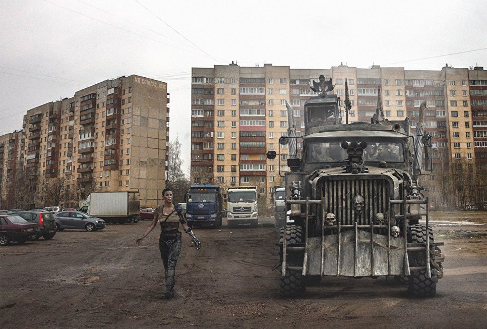 Героиня фильма Безумный Макс, встроенная на парковку для машин в России Героиня фильма Безумный Макс, встроенная на парковку для машин в России