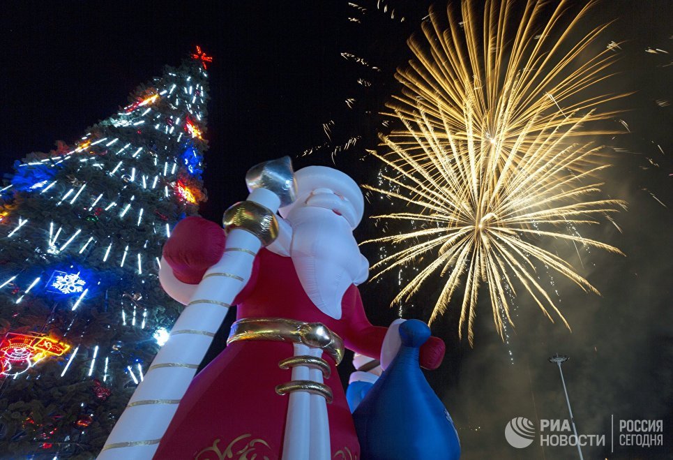 Праздничный фейерверк в честь наступления 2017 года во время встречи Нового года в центре Петропавловска-Камчатского Праздничный фейерверк в честь наступления 2017 года во время встречи Нового года в центре Петропавловска-Камчатского