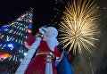 Праздничный фейерверк в честь наступления 2017 года во время встречи Нового года в центре Петропавловска-Камчатского Праздничный фейерверк в честь наступления 2017 года во время встречи Нового года в центре Петропавловска-Камчатского