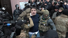 Саакашвили на крыше и стычка у автобуса: как политика отбили у силовиков Саакашвили на крыше и стычка у автобуса: как политика отбили у силовиков