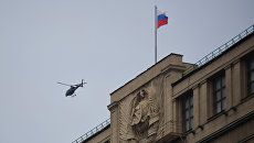 Вертолет пролетает над зданием Государственной Думы РФ Вертолет пролетает над зданием Государственной Думы РФ