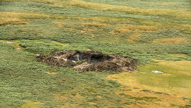 Вид на гигантскую воронку в Ямало-Ненецком автономном округе