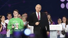 Президент РФ Владимир Путин на церемонии вручения премии Доброволец России - 2017 во дворце спорта Мегаспорт в Москве. 6 декабря 2017 Президент РФ Владимир Путин на церемонии вручения премии Доброволец России - 2017 во дворце спорта Мегаспорт в Москве. 6 декабря 2017