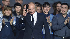 Президент РФ Владимир Путин во время встречи с работниками Горьковского автомобильного завода в Нижнем Новгороде. 6 декабря 2017 Президент РФ Владимир Путин во время встречи с работниками Горьковского автомобильного завода в Нижнем Новгороде. 6 декабря 2017