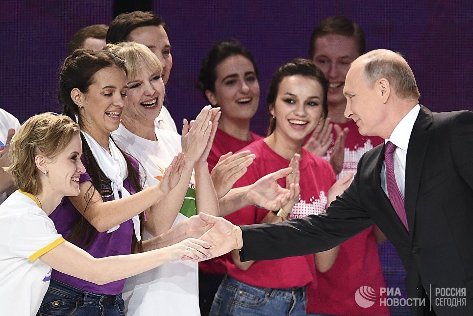 Президент РФ Владимир Путин на церемонии вручения премии Доброволец России - 2017 Президент РФ Владимир Путин на церемонии вручения премии Доброволец России - 2017
