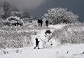 Ребенок играет рядом со снеговиком в окрестностях Марселя Ребенок играет рядом со снеговиком в окрестностях Марселя