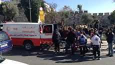 Скорая забирает участников акции протеста, пострадавших в столкновении с полицией в Иерусалиме