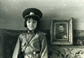 Автор книги позирует на фоне фотографии своего деда, полковника Льва Пунина. Ленинград, 1987 г. Автор книги позирует на фоне фотографии своего деда, полковника Льва Пунина. Ленинград, 1987 г.