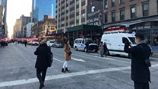 Полицейские у автовокзала Порт-Аторити в Нью-Йорке после сообщения о взрыве. 11 декабря 2017 Полицейские у автовокзала Порт-Аторити в Нью-Йорке после сообщения о взрыве. 11 декабря 2017
