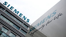 Вывеска на здании компании Siemens в Москве. Архивное фото Вывеска на здании компании Siemens в Москве. Архивное фото
