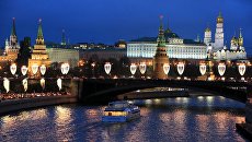 Новогодняя иллюминация на Большом Каменном мосту в Москве Новогодняя иллюминация на Большом Каменном мосту в Москве