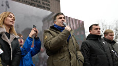 Экс-президент Грузии и бывший губернатор Одесской области Украины Михаил Саакашвили (третий справа) выступает на митинге в центре Киеве за принятие закона об импичменте украинского президента Петра Порошенко. Экс-президент Грузии и бывший губернатор Одесской области Украины Михаил Саакашвили (третий справа) выступает на митинге в центре Киеве за принятие закона об импичменте украинского президента Петра Порошенко.