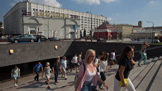 Прохожие на Арбатской площади в Москве Прохожие на Арбатской площади в Москве