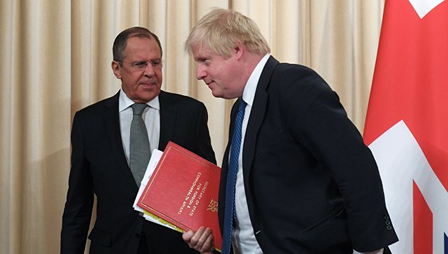 Министр иностранных дел России Сергей Лавров и министр иностранных дел Великобритании Борис Джонсон во время встречи