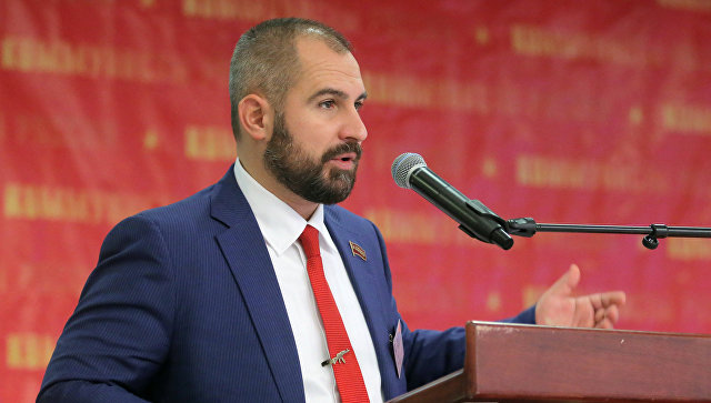 Лидер партии Максим Сурайкин выступает на съезде партии Коммунисты России. 24 декабря 2017