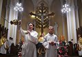 Священнослужители во время празднования Рождества в римско-католическом кафедральном соборе Непорочного Зачатия Пресвятой Девы Марии в Москве Священнослужители во время празднования Рождества в римско-католическом кафедральном соборе Непорочного Зачатия Пресвятой Девы Марии в Москве
