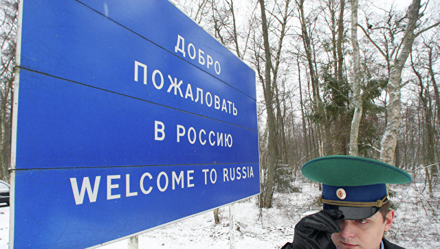 Пограничник у информационного щита Добро пожаловать в Россию. Архивное фото
