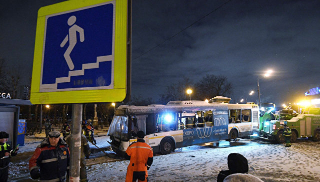 Автобус въехал в подземный переход у станции метро Славянский бульвар. 25 декабря 2017