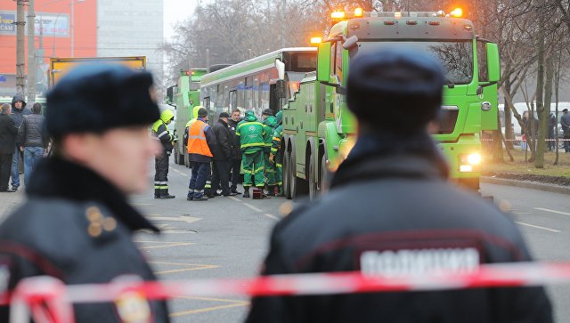 Эвакуация пассажирского автобуса, въехавшего в остановку на Сходненской улице в Москве. 29 декабря 2017