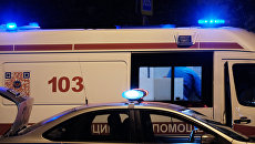 Автомобили полиции и скорой медицинской помощи на улице Москвы Автомобили полиции и скорой медицинской помощи на улице Москвы