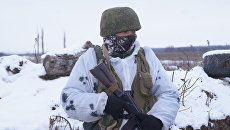 Военнослужащий Народной милиции ЛНР на передовой позиции в Донбассе Военнослужащий Народной милиции ЛНР на передовой позиции в Донбассе