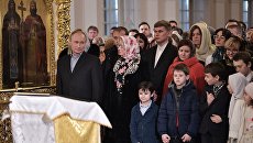 Президент РФ В. Путин посетил Рождественское богослужение Президент РФ В. Путин посетил Рождественское богослужение