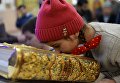 Девочка на праздничном богослужении в храме Архангела Михаила в Грозном Девочка на праздничном богослужении в храме Архангела Михаила в Грозном