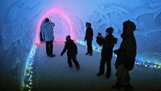 Посетители в тоннеле экскурсионно-туристического центра Снежная Деревня в Кировске Посетители в тоннеле экскурсионно-туристического центра Снежная Деревня в Кировске