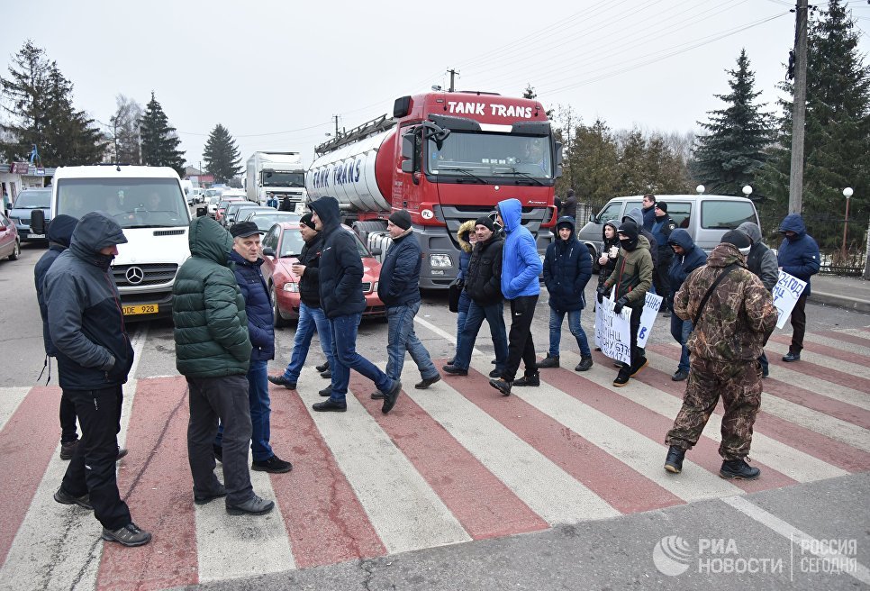 Участники акции протеста на границе между Украиной и Польшей. 10 января 2018 Участники акции протеста на границе между Украиной и Польшей. 10 января 2018