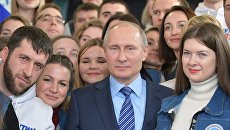 Президент РФ Владимир Путин во время встречи с волонтерами в своем предвыборном штабе в Гостином дворе в Москве. 10 января 2018 Президент РФ Владимир Путин во время встречи с волонтерами в своем предвыборном штабе в Гостином дворе в Москве. 10 января 2018