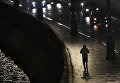 Прохожий на Кремлевской набережной в Москве Прохожий на Кремлевской набережной в Москве