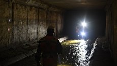 Ремонтники во время работ в водосточном коллекторе. Архивное фото Ремонтники во время работ в водосточном коллекторе. Архивное фото